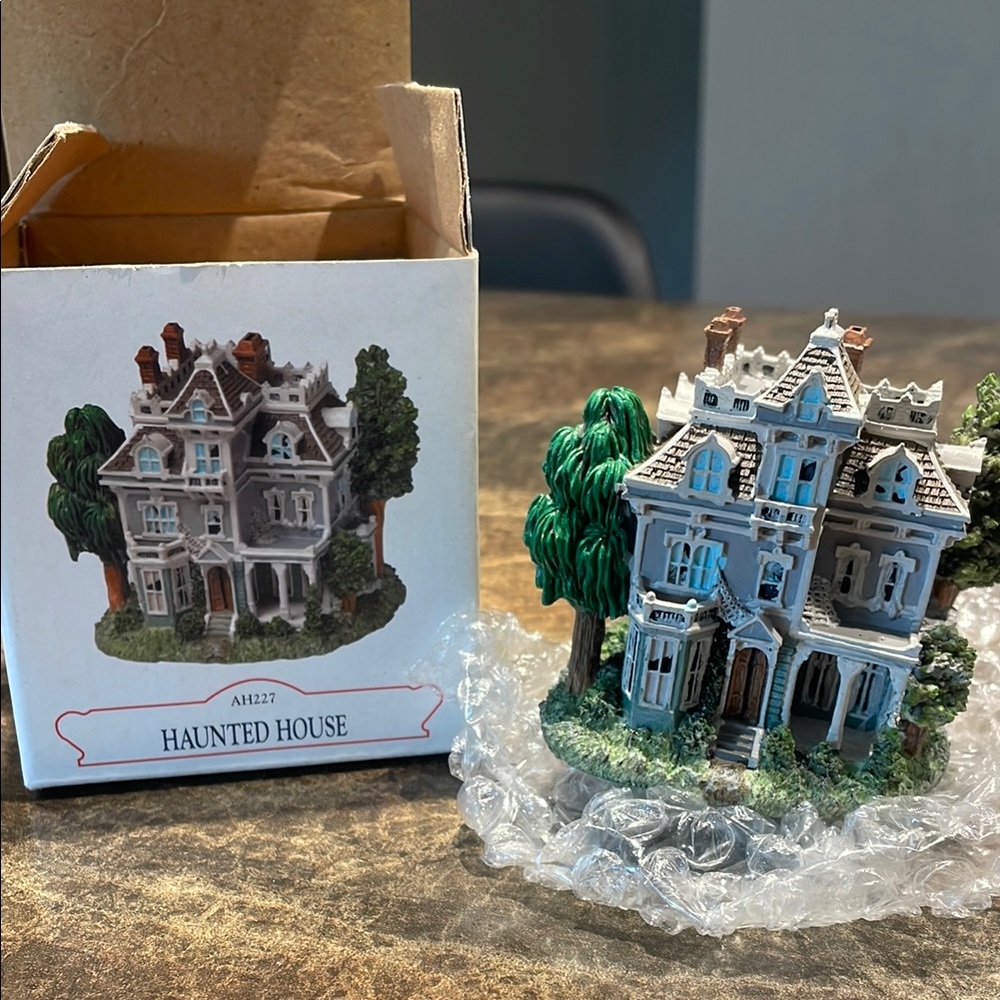 Liberty Falls Collection Haunted House AH227 Collector's figurine